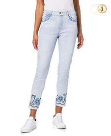 Desigual Jeans mit Paisley-Stickereien, Blumen und Bordüren mit Pailletten. Boho-Touch der Skinny Jeans mit ausgefranstem Saum. Farbe: hellblau.