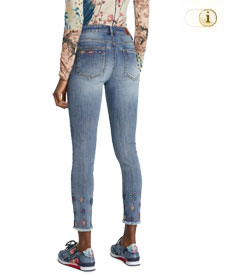 Desigual Jeans mit Stickerei. Knöchellange, blaue Skinny Jeans mit bunt aufgestickten Rhomben samt je einer Paillette im Inneren. Farbe: blau.