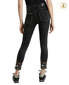 Knöchellange Desigual Exotic Jeans. Schwarze Skinny Jeans mit exotischen Blumenstickereien und Bordüren an den Säumen und Taschen. Farbe: schwarz.