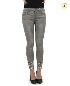 Knöchellange Desigual Exotic Jeans. Skinny Pants mit Stickereien, Bordüren und kleinen Spiegeln an den Knöcheln. Farbe: grau.