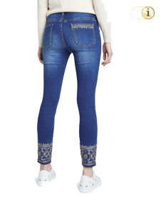 Desigual Jeans mit Stickereien, Mandalamuster und Bordüren. Farbe: blau.