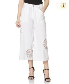 Desigual Hose Brasilia. Bequemen Cropped Culotte-Hose voller Lochstickereien mit Mandalas und Seidenspitze. Farbe: weiß.