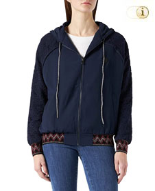 Desigual Jacke Larisa mit bunten Bordüren am Saum und Ärmeln. Stoff: 100% smartes Polyester. Farbe: blau.