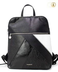 Desigual schwarz-weißer Rucksack mit geprägten, strukturierten Aufnäher sowie verschiedene Texturen in Schwarz und Weiß und Blumen- und Buchstabenmotive. Aus edlem Lederimitat. Farbe: Schwarz.