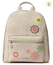 Kleiner Desigual Rucksack mit zierlichen gestickten Mandalamustern und Bordüre auf edlem Lederimitat. Farbe: cremebeige.