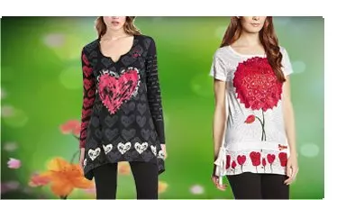 Schwarzes Desigual Langarm-Shirt mit Herzmusterdesign und weißes T-Shirt mit großer roter Blume auf der Brust und mehreren roten Blumen am Saum.
