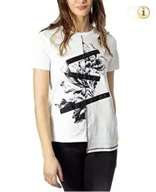 Junge Frau mit weißem T-Shirt. Bedruckt mit schwarz-weißem floralem Print frontseitig. Dazu asymmetrische schwarze Querstreifen.