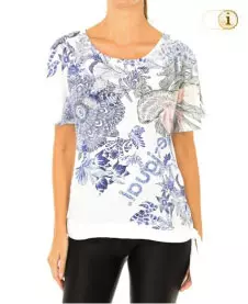 Junge Frau mit weißem Shirt. Allover Printed im floralem Design mit blauen Mustern.
