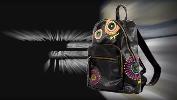 Schwarzer Desigual Rucksack mit bunten aufgestickten Mandalamustern.