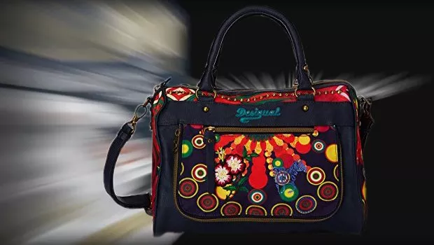 Schwarze Desigual Tasche mit bunten bestickten Mustern und Ornamenten.