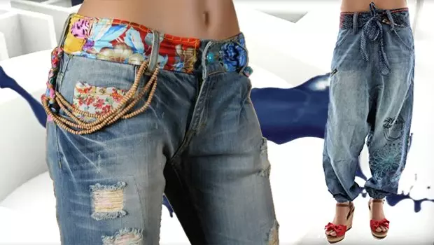 Zwei Desigual Jeanshosen im Shabby-look. Eine Hose mit bunten Patchworkelementen und die andere im Haremshosenschnitt mit Musterelementen am linken unteren Bein.