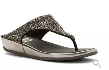 FitFlop Banda Roxy Damen-Sandale. Mit diamantförmigen Kristallsteinen auf dem Oberteil. Farbe: Zinn.