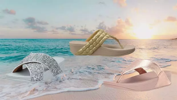 Fitflop Damen Sandalen. Sandale Lulu in Farbe gold, silber und rosé. Sonnenuntergang am Strand.