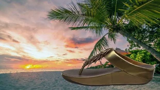 Fitflop Damen Sandale Cha Cha in Farbe bronze. Sonnenuntergang am Strand.