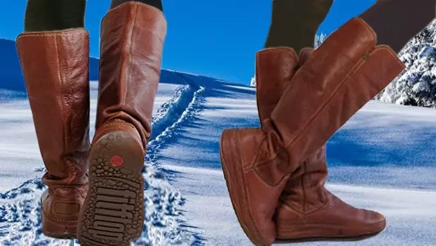 Braune FitFlop Stiefel für Damen in Winterlandschaft.